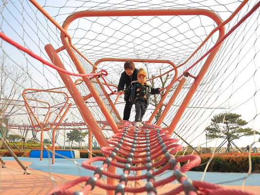 Rede líquida de escalada da aranha da pirâmide do campo de jogos para a escalada das crianças