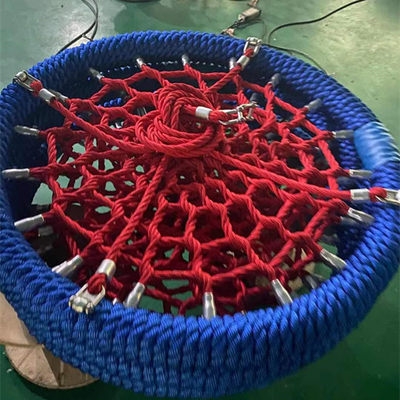 Os pires de voo circulares da árvore com balanço da aranha das cordas pescaram Seat palmado
