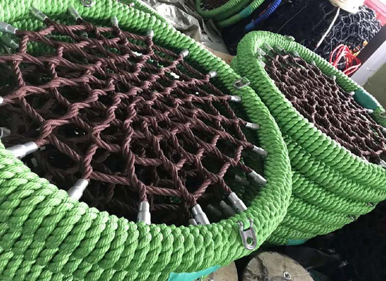 Os pires de voo circulares da árvore com balanço da aranha das cordas pescaram Seat palmado